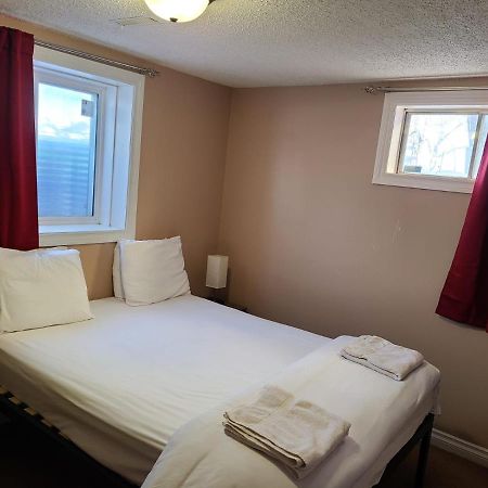 Cozy Home With Comfortable Beds And Fully Equipped Kitchen 15 Mins Drive From Airport, Downtown, Sait And U Of C And 80 Min Drive To Banff YYC Eksteriør bilde