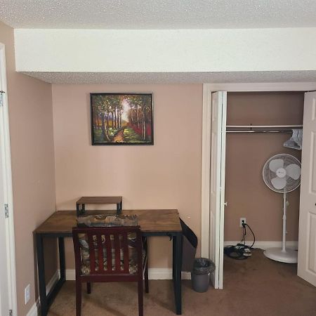 Cozy Home With Comfortable Beds And Fully Equipped Kitchen 15 Mins Drive From Airport, Downtown, Sait And U Of C And 80 Min Drive To Banff YYC Eksteriør bilde