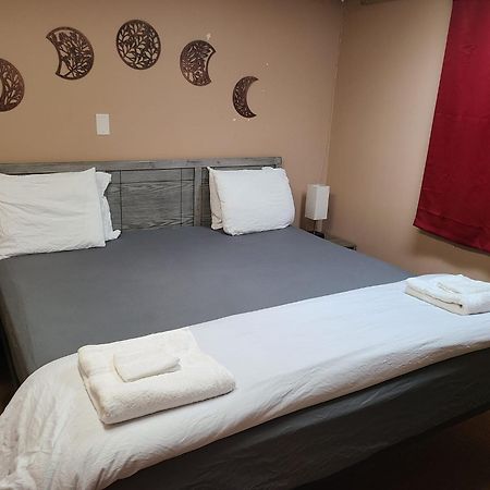 Cozy Home With Comfortable Beds And Fully Equipped Kitchen 15 Mins Drive From Airport, Downtown, Sait And U Of C And 80 Min Drive To Banff YYC Eksteriør bilde