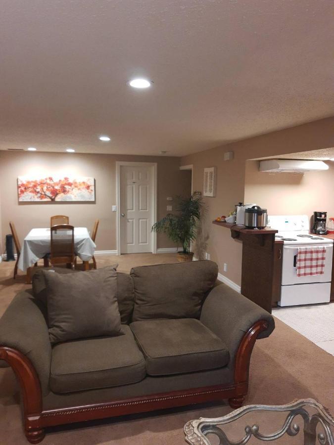 Cozy Home With Comfortable Beds And Fully Equipped Kitchen 15 Mins Drive From Airport, Downtown, Sait And U Of C And 80 Min Drive To Banff YYC Eksteriør bilde