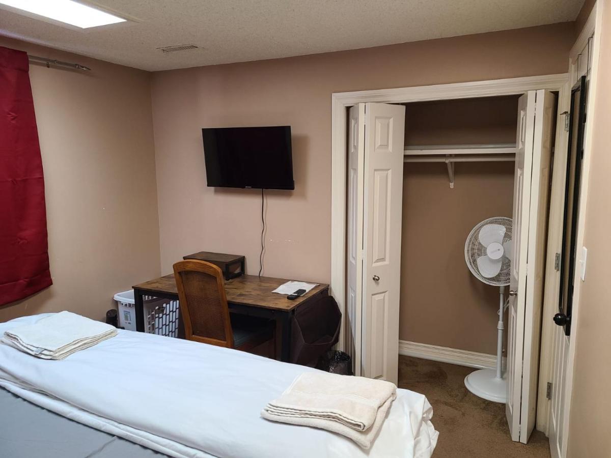 Cozy Home With Comfortable Beds And Fully Equipped Kitchen 15 Mins Drive From Airport, Downtown, Sait And U Of C And 80 Min Drive To Banff YYC Eksteriør bilde