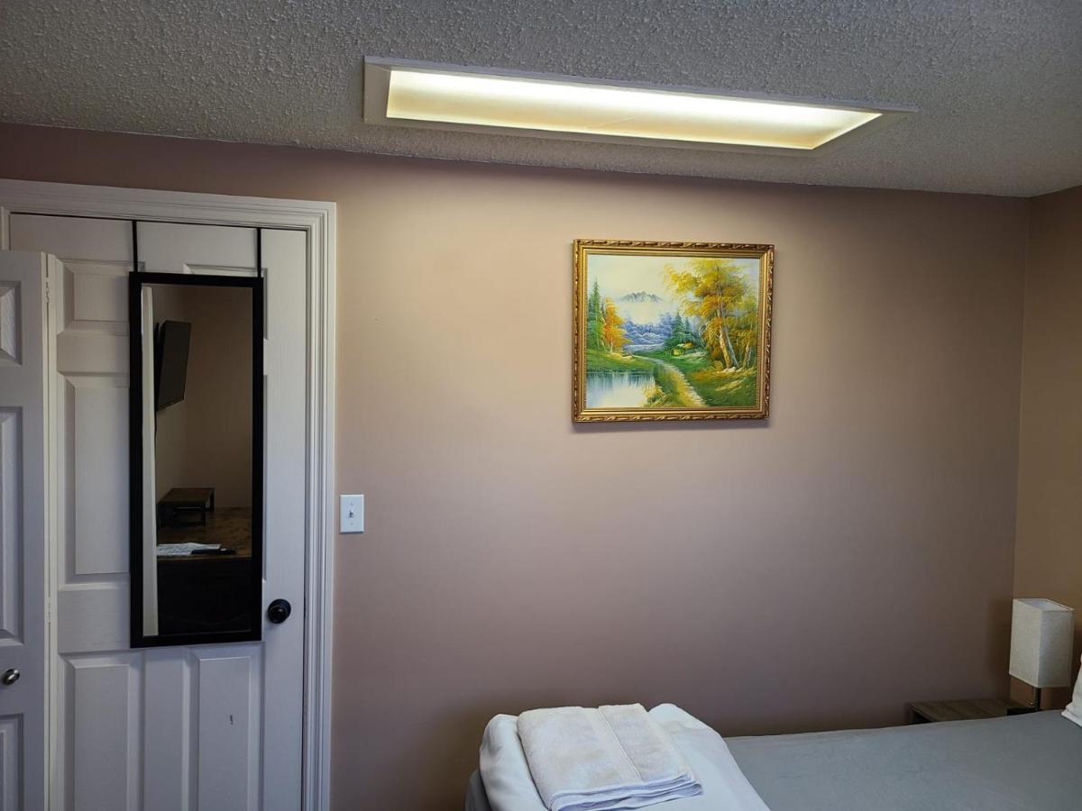 Cozy Home With Comfortable Beds And Fully Equipped Kitchen 15 Mins Drive From Airport, Downtown, Sait And U Of C And 80 Min Drive To Banff YYC Eksteriør bilde