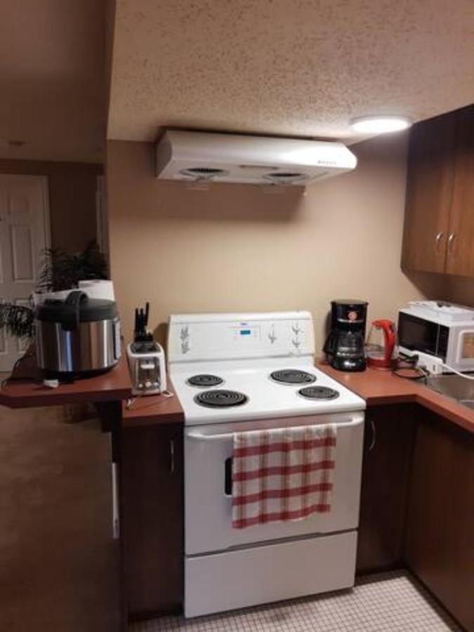 Cozy Home With Comfortable Beds And Fully Equipped Kitchen 15 Mins Drive From Airport, Downtown, Sait And U Of C And 80 Min Drive To Banff YYC Eksteriør bilde