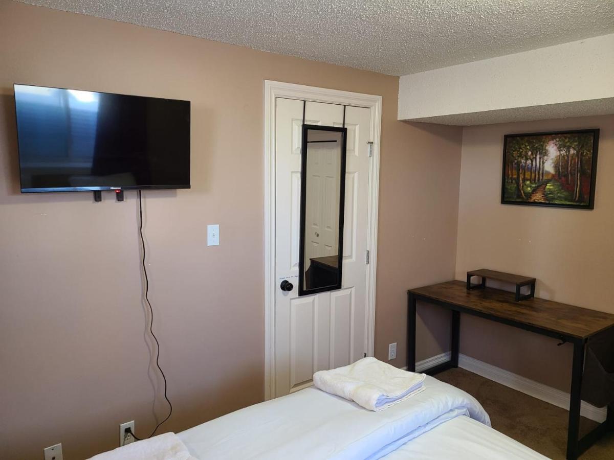 Cozy Home With Comfortable Beds And Fully Equipped Kitchen 15 Mins Drive From Airport, Downtown, Sait And U Of C And 80 Min Drive To Banff YYC Eksteriør bilde