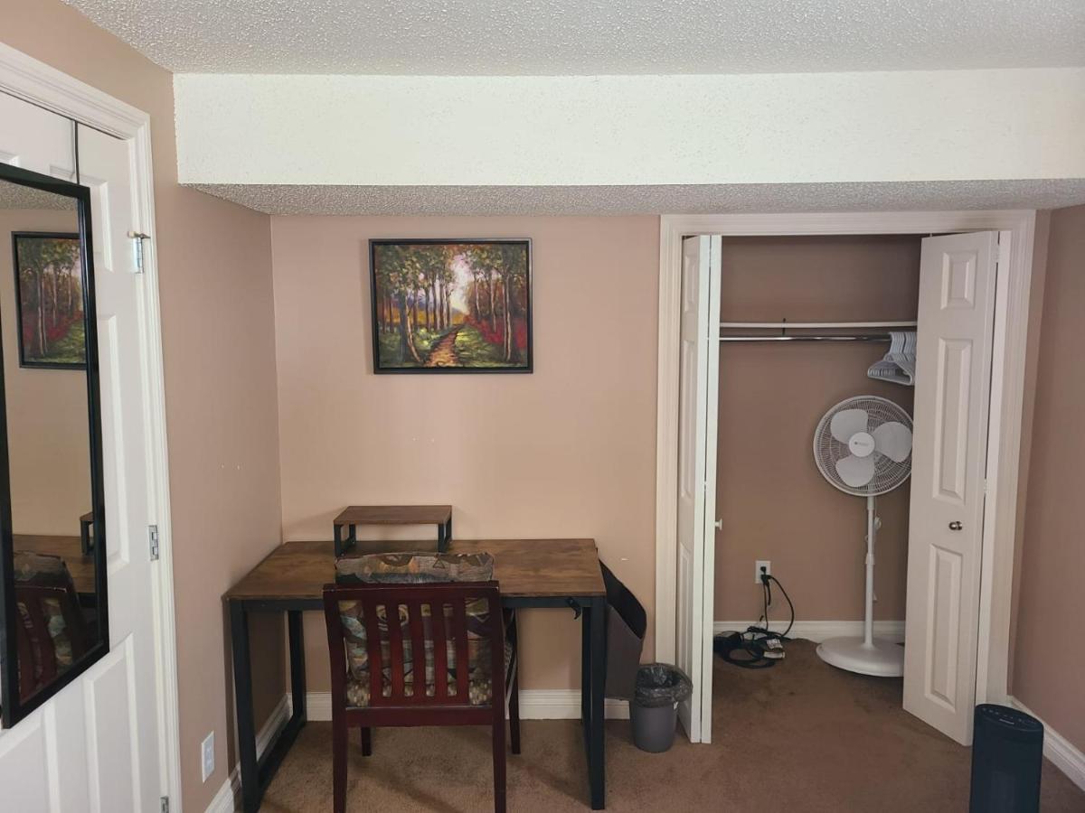 Cozy Home With Comfortable Beds And Fully Equipped Kitchen 15 Mins Drive From Airport, Downtown, Sait And U Of C And 80 Min Drive To Banff YYC Eksteriør bilde