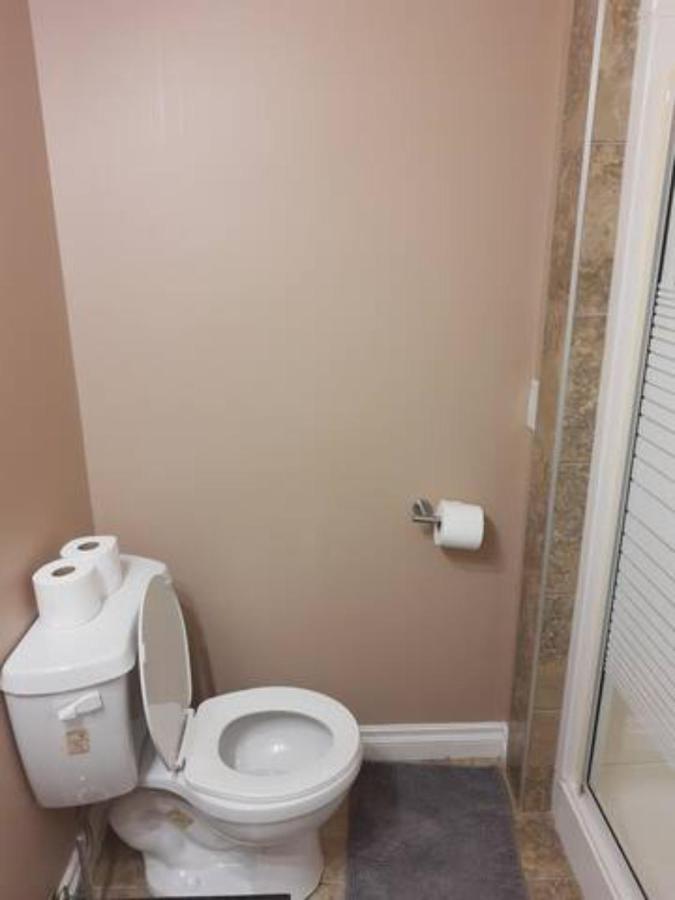 Cozy Home With Comfortable Beds And Fully Equipped Kitchen 15 Mins Drive From Airport, Downtown, Sait And U Of C And 80 Min Drive To Banff YYC Eksteriør bilde
