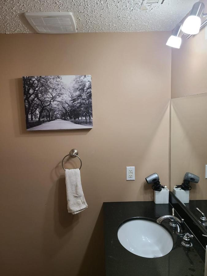 Cozy Home With Comfortable Beds And Fully Equipped Kitchen 15 Mins Drive From Airport, Downtown, Sait And U Of C And 80 Min Drive To Banff YYC Eksteriør bilde