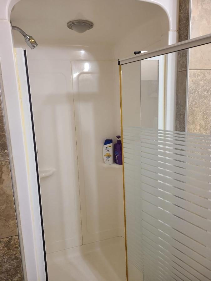 Cozy Home With Comfortable Beds And Fully Equipped Kitchen 15 Mins Drive From Airport, Downtown, Sait And U Of C And 80 Min Drive To Banff YYC Eksteriør bilde