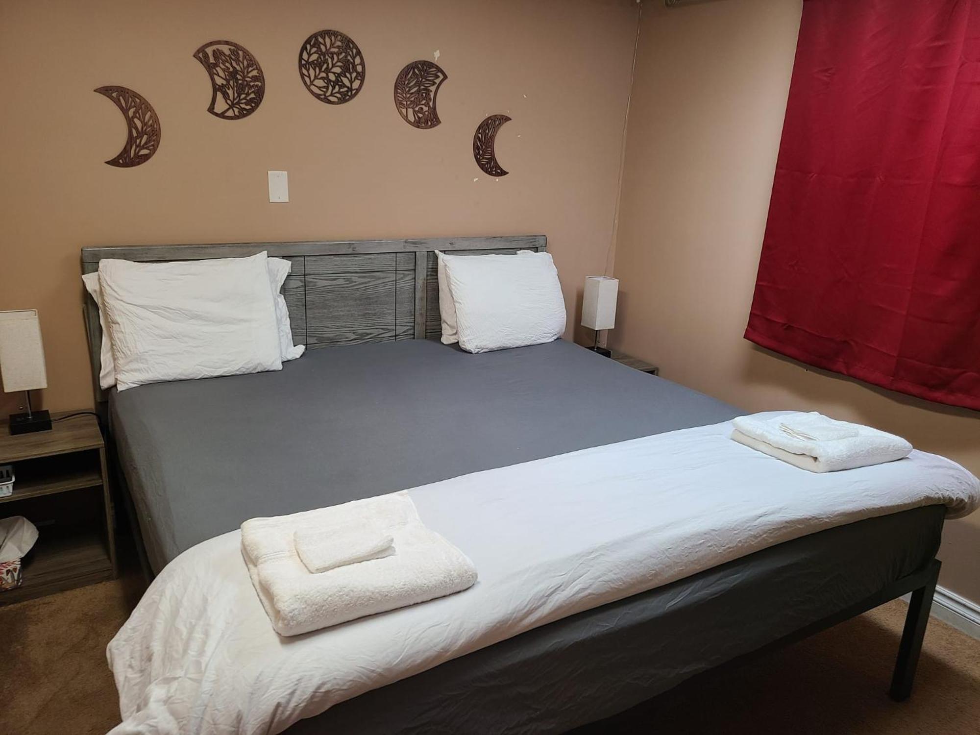 Cozy Home With Comfortable Beds And Fully Equipped Kitchen 15 Mins Drive From Airport, Downtown, Sait And U Of C And 80 Min Drive To Banff YYC Eksteriør bilde